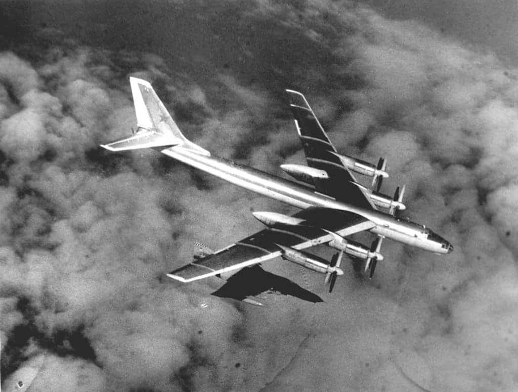 Межконтинентальный бомбардировщик Ту 95. Его сопровождает истребитель F-4E из 57-й эскадрильи истребителей-перехватчиков ВВС США